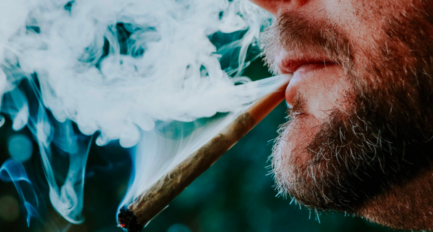 Wdychanie dymu z marihuany i konopi