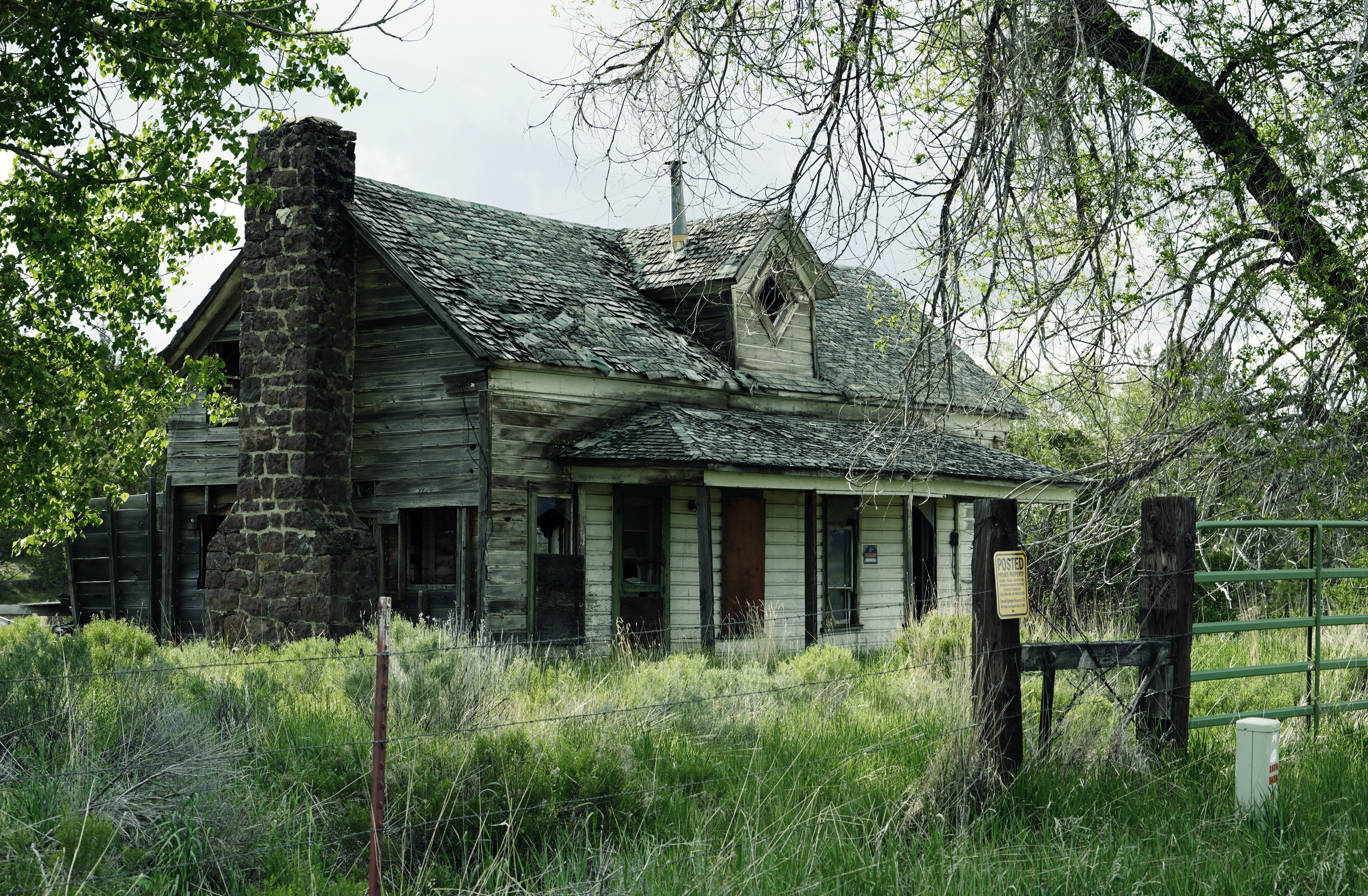 opuszczony dom na wsi