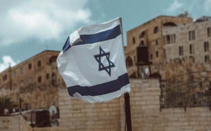 flaga izraela na tle lokalnych budynków
