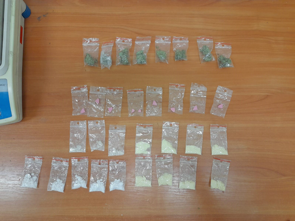 porcje amfetaminy mefedronu i marihuany na policyjnym biurku, pochodzące z zatrzymanego renault megane