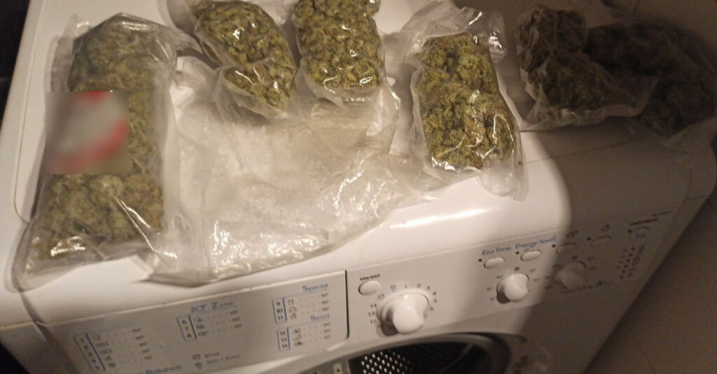 worki foliowe z marihuaną leżące na pralce automatycznej
