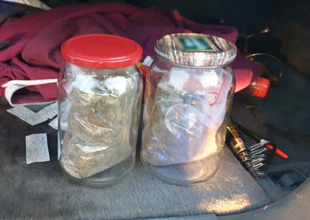 dwa słoiki z marihuaną w bagażniku hondy
