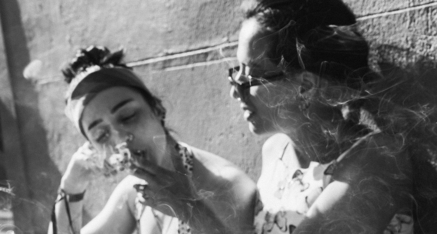 dwie dziewczyny palące skręta