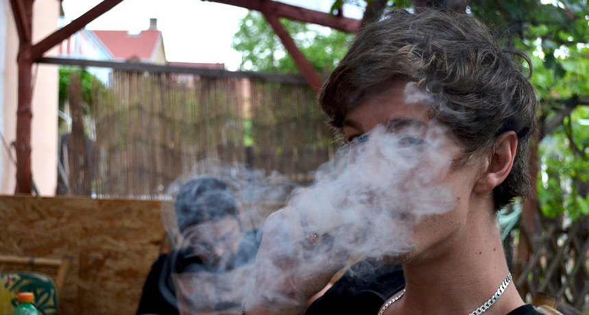 młodzi ludzie palący marihuane