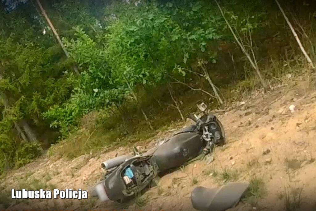 motocykl po upadku w lesie