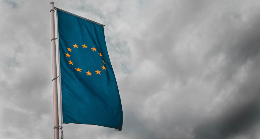 flaga unii europejskiej na szarym niebie