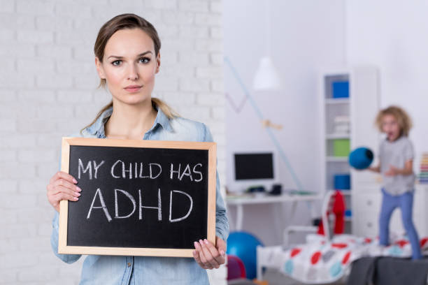 kobieta trzymające napis moje dziecKo ma ADHD