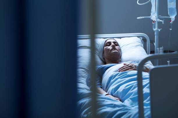 kobieta-pacjentka leżąca na szpitalnym łóżku