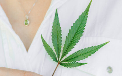 kobieta trzymająca liść marihuany