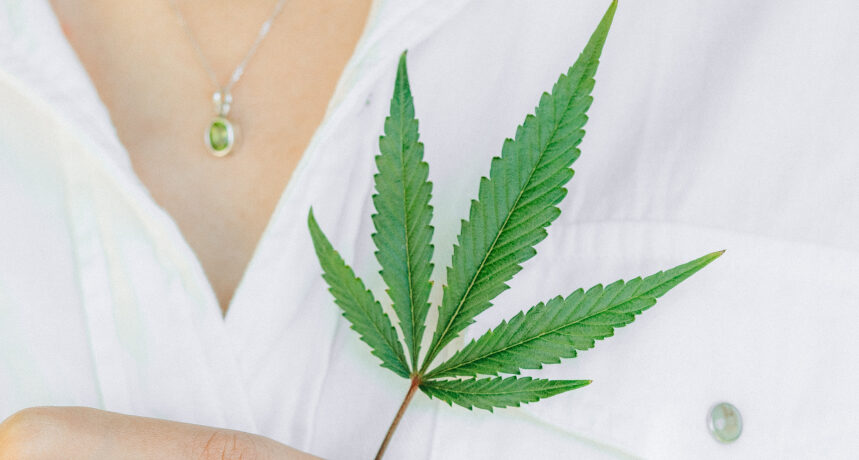 kobieta trzymająca liść marihuany