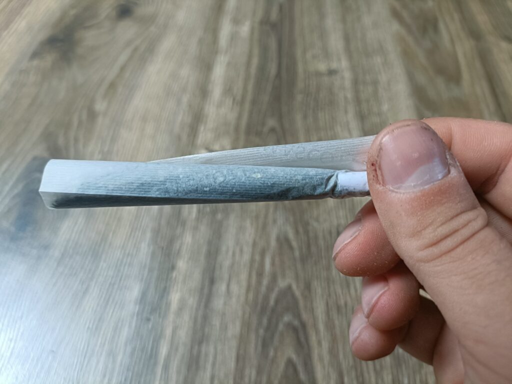 Zwinięty joint z filtrem