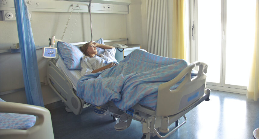 pacjentka na szpitalnym łóżku