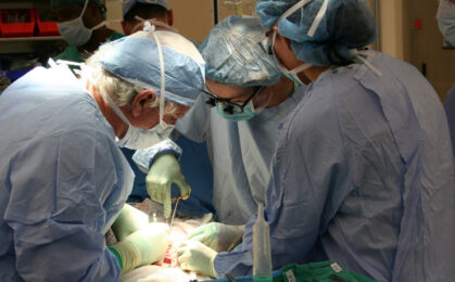 chirurdzy przeprowadzający operację