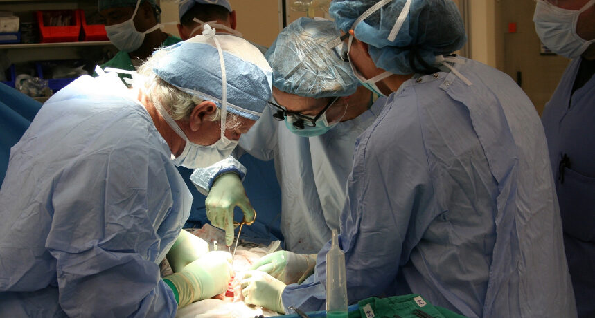 chirurdzy przeprowadzający operację