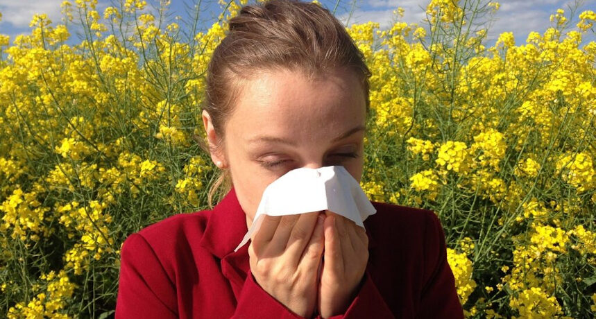 kobieta cierpiaca z powodu alergii