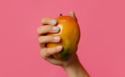 mango trzymane w dłoni