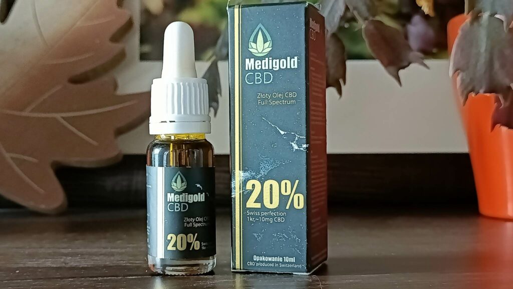 buteleczka olejku Medigold CBD 20%