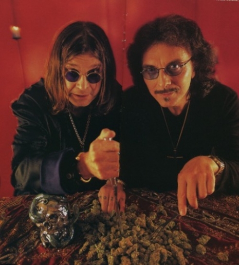 Ozzy Osbourne i Tommy Iommi pozujący z marihuaną 