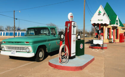 samochod na stacji paliw w teksasie