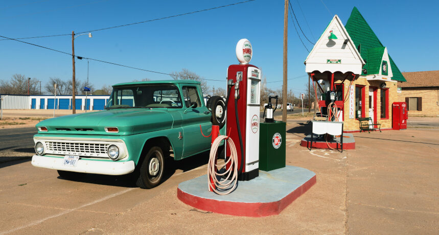 samochod na stacji paliw w teksasie