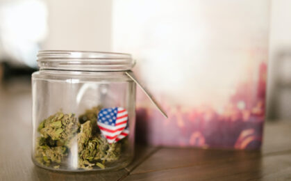 sloik marihuany z flaga USA w srodku