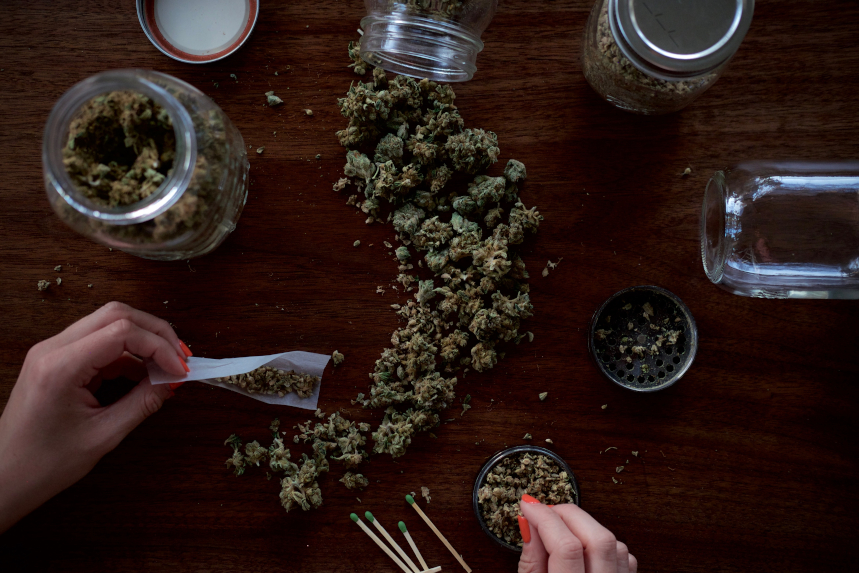 marihuana rozsypana na stole