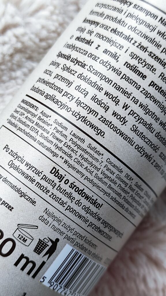 Zdjęcie butelki szamponu Natura z konopiami z widocznym składem produktu