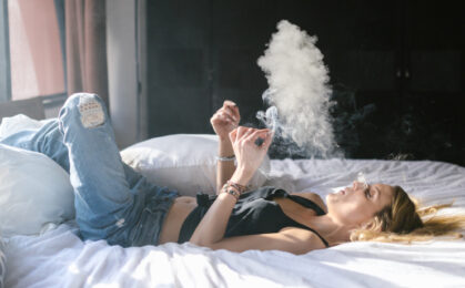 kobieta paląca jointa na łóżku