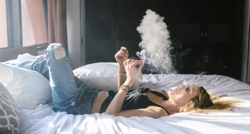 kobieta paląca jointa na łóżku