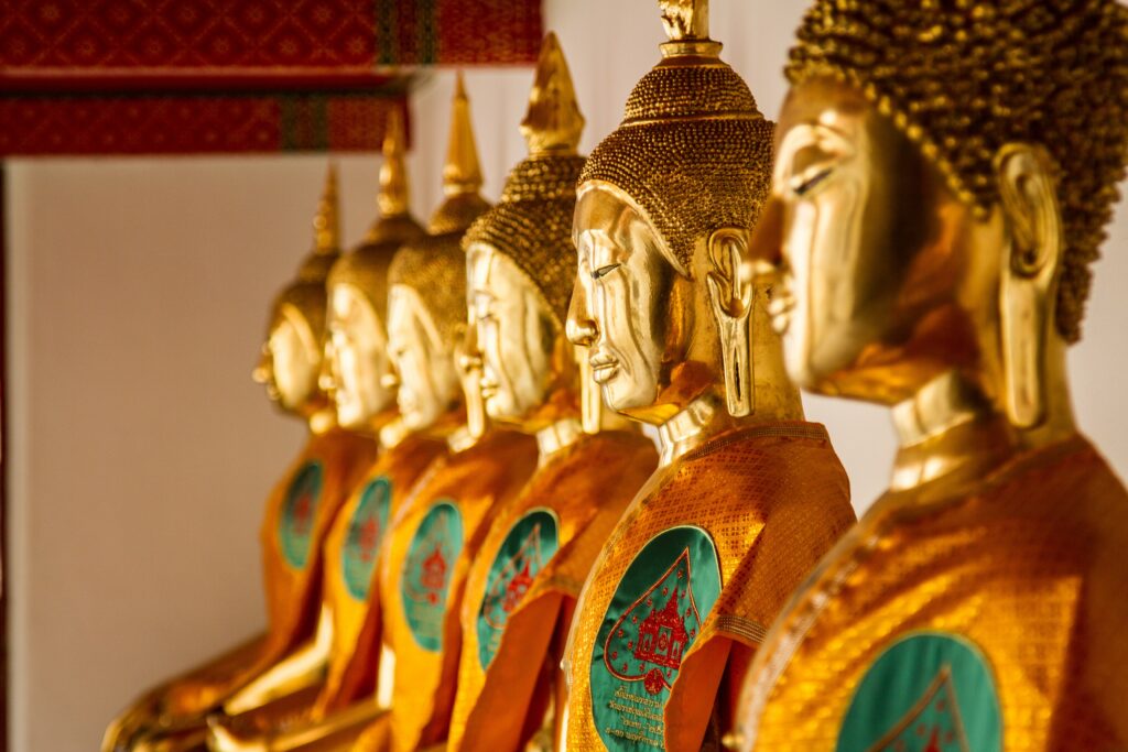 złote posągi buddyzmu