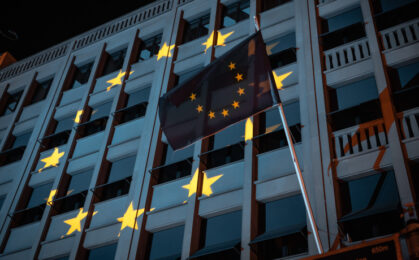 flaga unii europejskiej na budynku