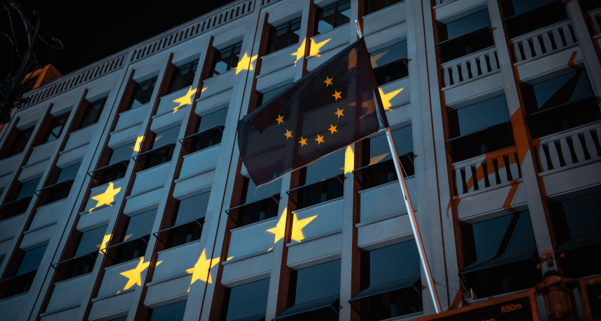 flaga unii europejskiej na budynku