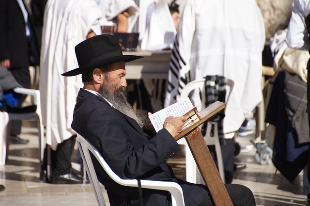 wyznawca judaizmu w trakcie nabożeństwa