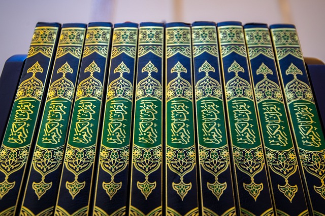 księgi koranu ustawione w rzędzie