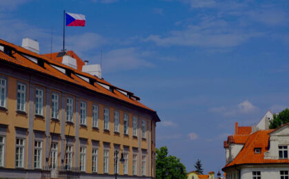 budynki w miescie z widoczna czeska flaga