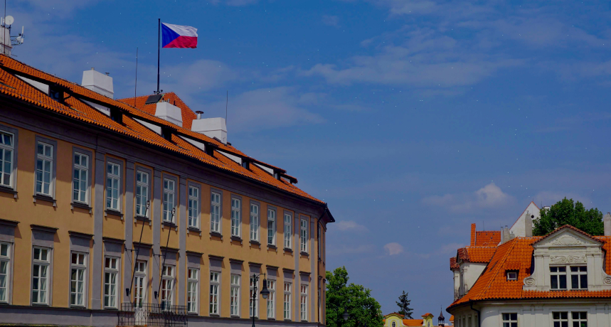 budynki w miescie z widoczna czeska flaga