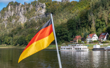 flaga niemiec na tle wody