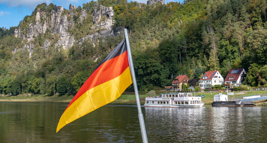 flaga niemiec na tle wody