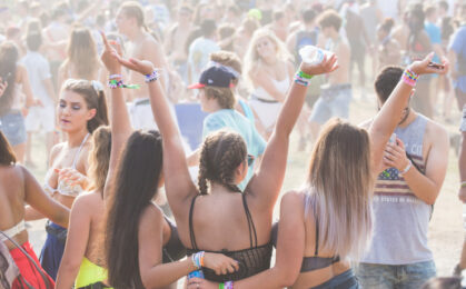 mlodzi ludzie bawiacy sie na festiwalu