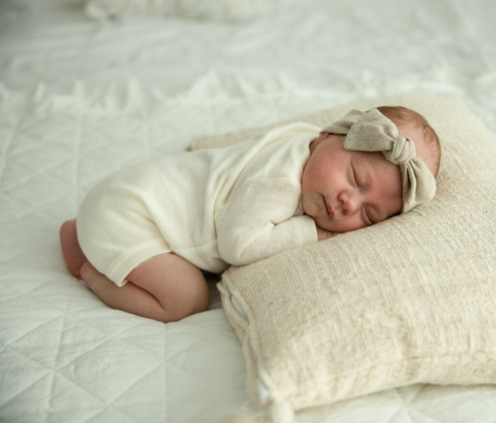 niemowle ubrane w ubrania wykonane z konopi