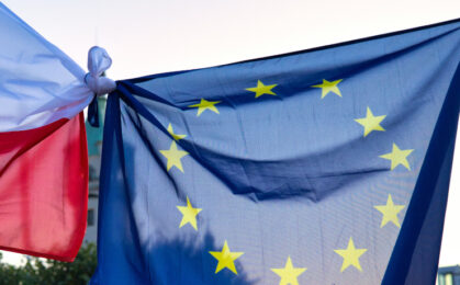 flagi polski i unii europejskiej związane ze sobą