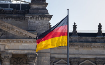 flaga niemiec na tle bundestagu