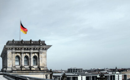 flaga niemiec na tle szarego nieba