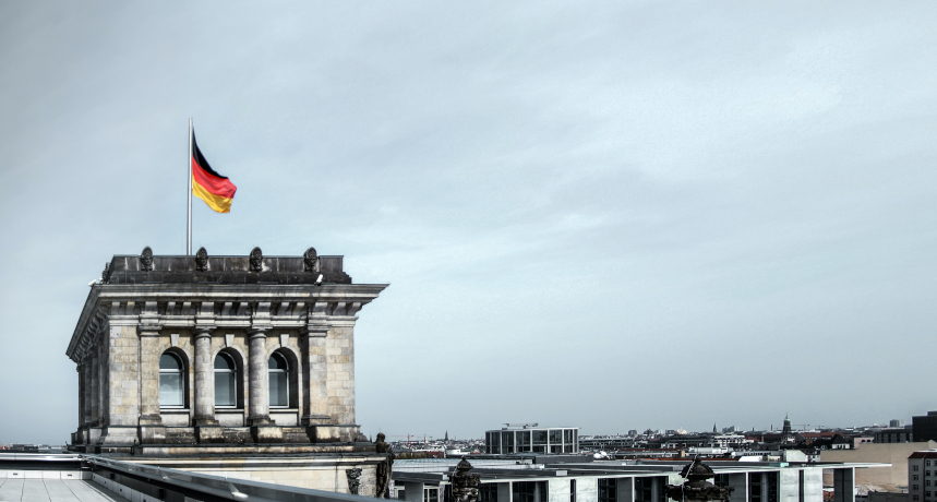 flaga niemiec na tle szarego nieba