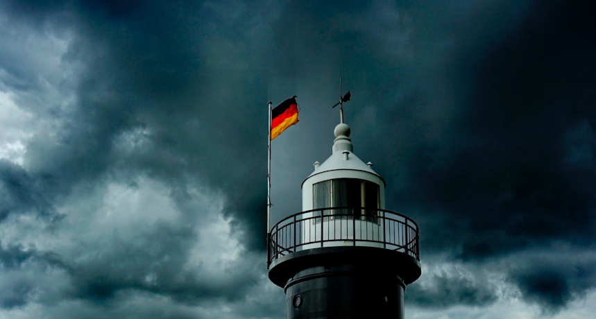 niemiecka flaga na burzowym niebie