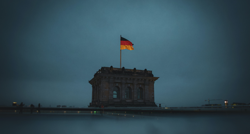flaga niemiec w mrocznej scenerii