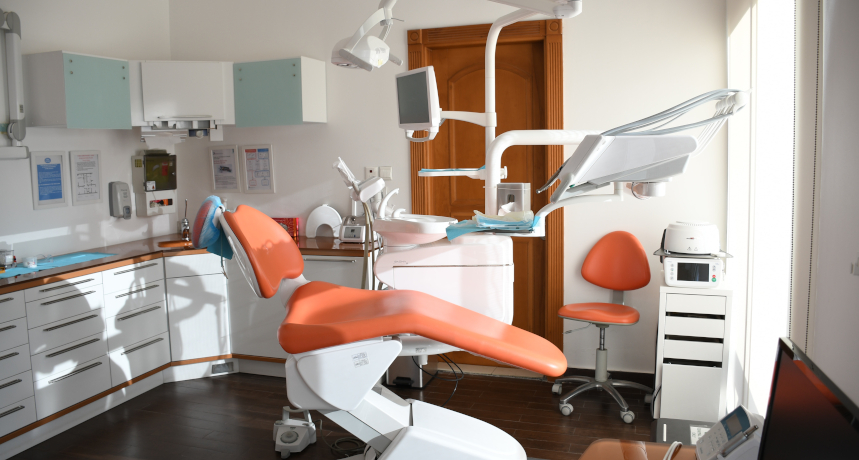 fotel dentystyczny w gabinecie
